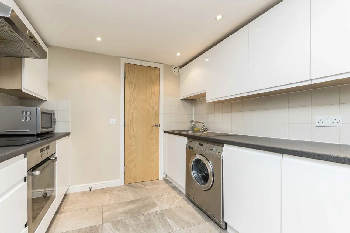 Garratt Lane, SW18, photo 4