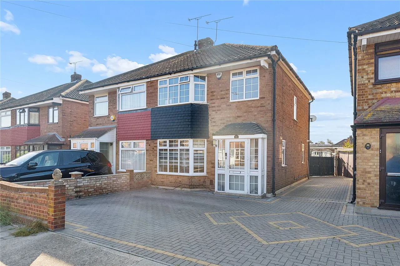 3 bed house for sale — Deri Avenue, Rainham, RM13
