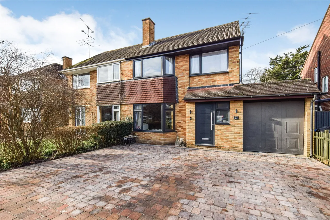 3 bed house for sale — Blunden Road, Farnborough, Hampshire, GU14 8QL