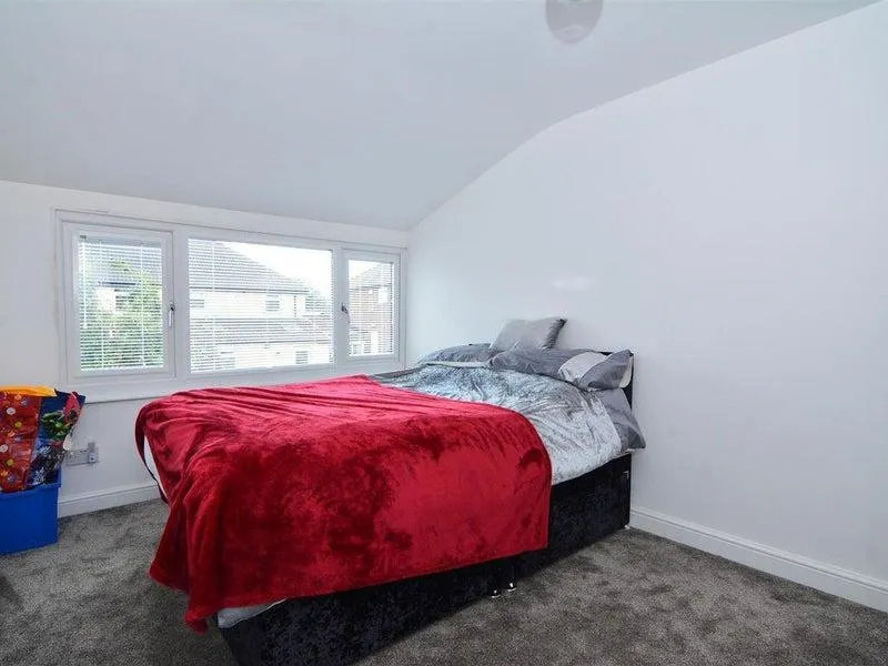 Meadow Park Crescent, Stanningley, LS28, photo 6