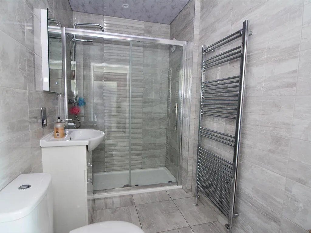 Meadow Park Crescent, Stanningley, LS28, photo 8