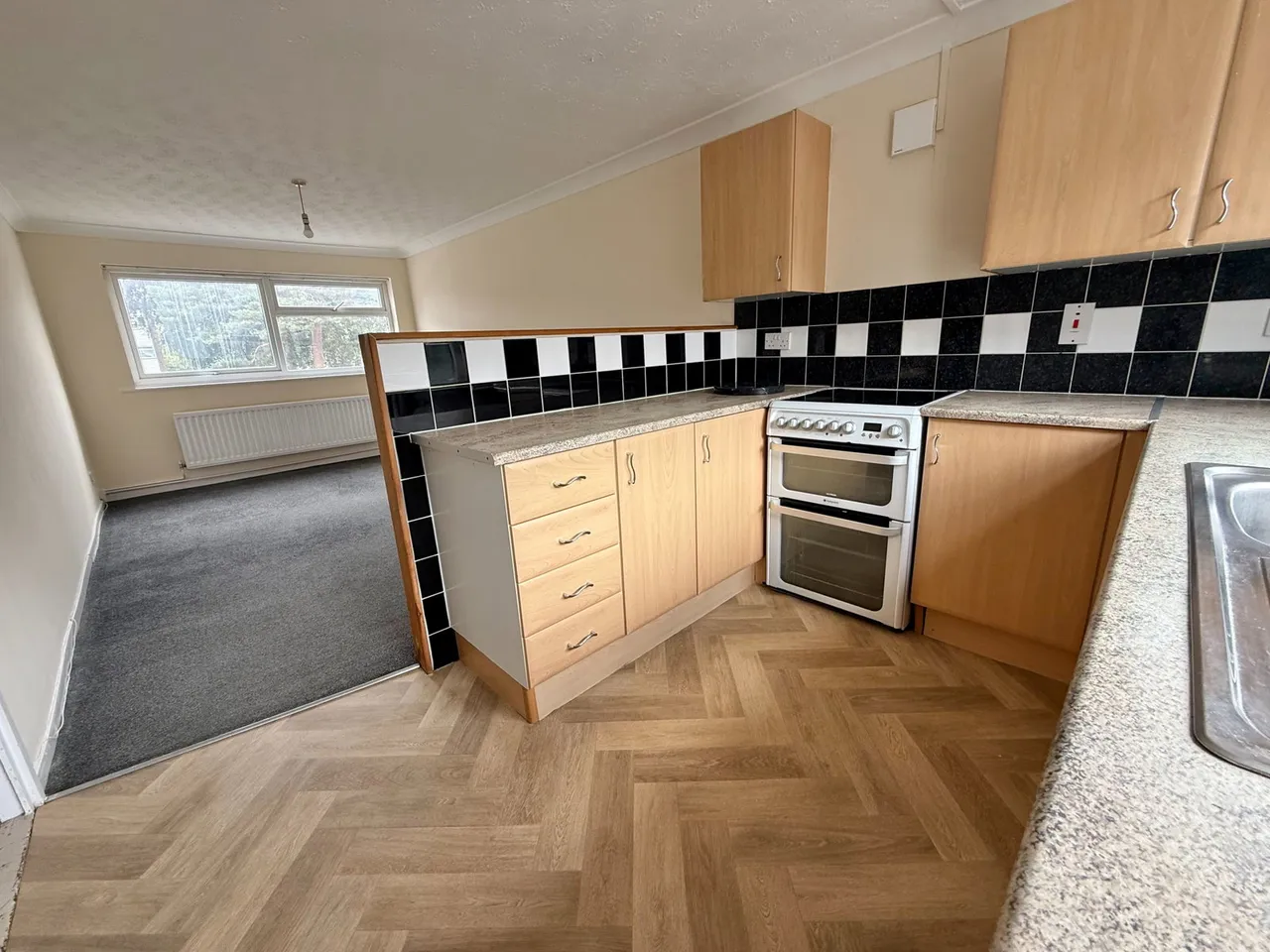 Villa Court, Madeley, Telford, TF7 5AG, photo 2