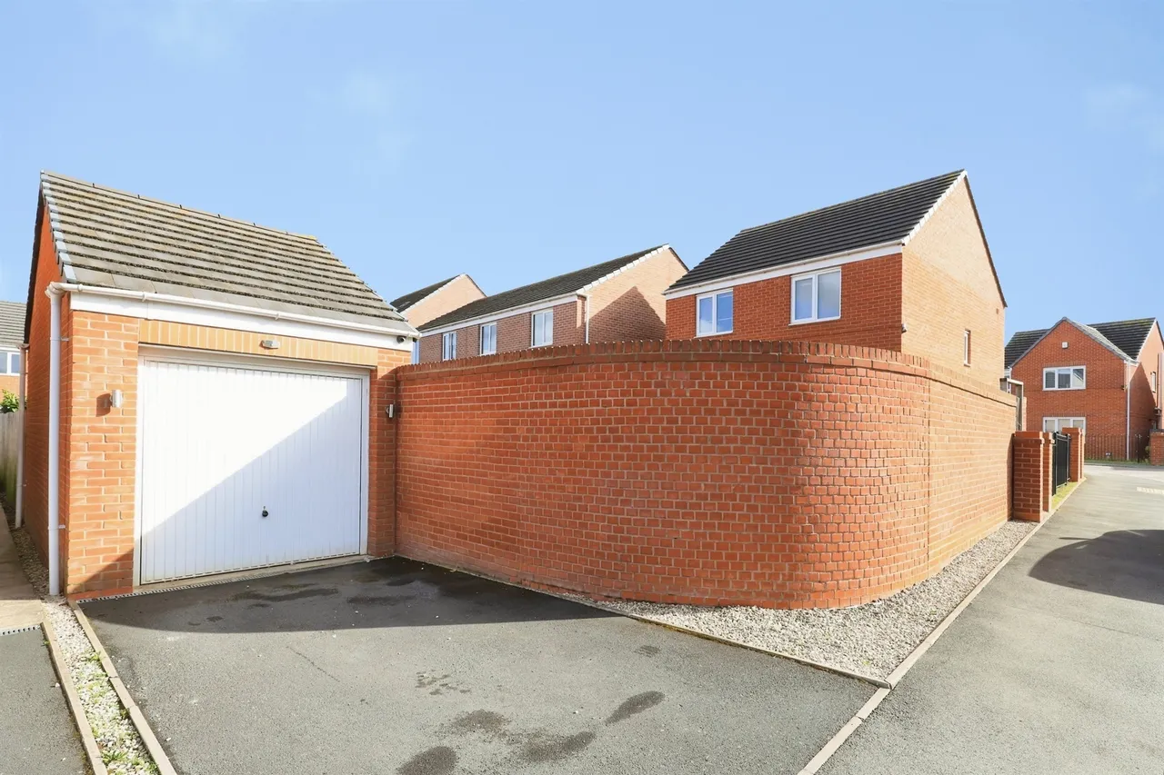 Warmwell Drive, Ettingshall, WV2, photo 2