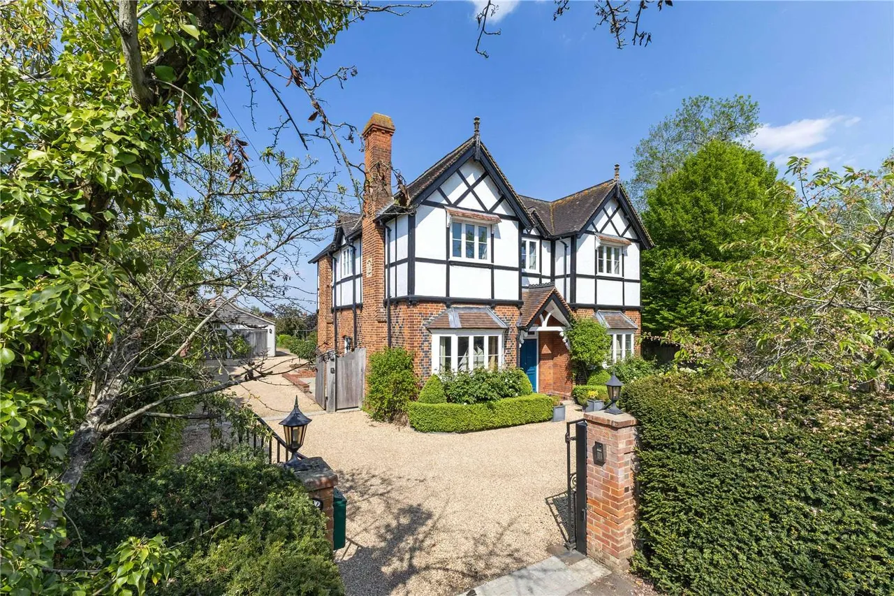 5 bed house for sale — Oakley Green Road, Oakley Green, Windsor, Berkshire, SL4 4QE