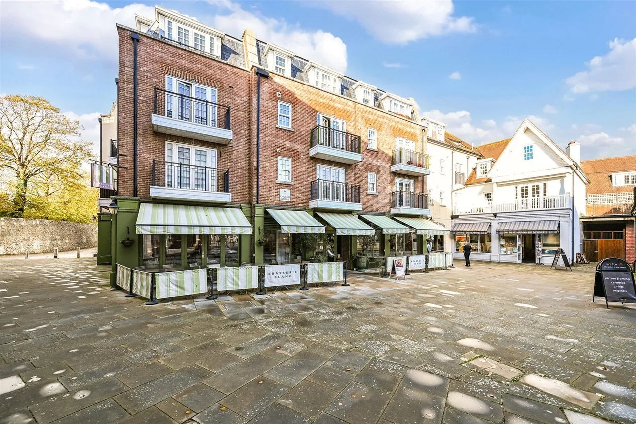 2 bed flat for sale, Church Square, Chichester, PO19