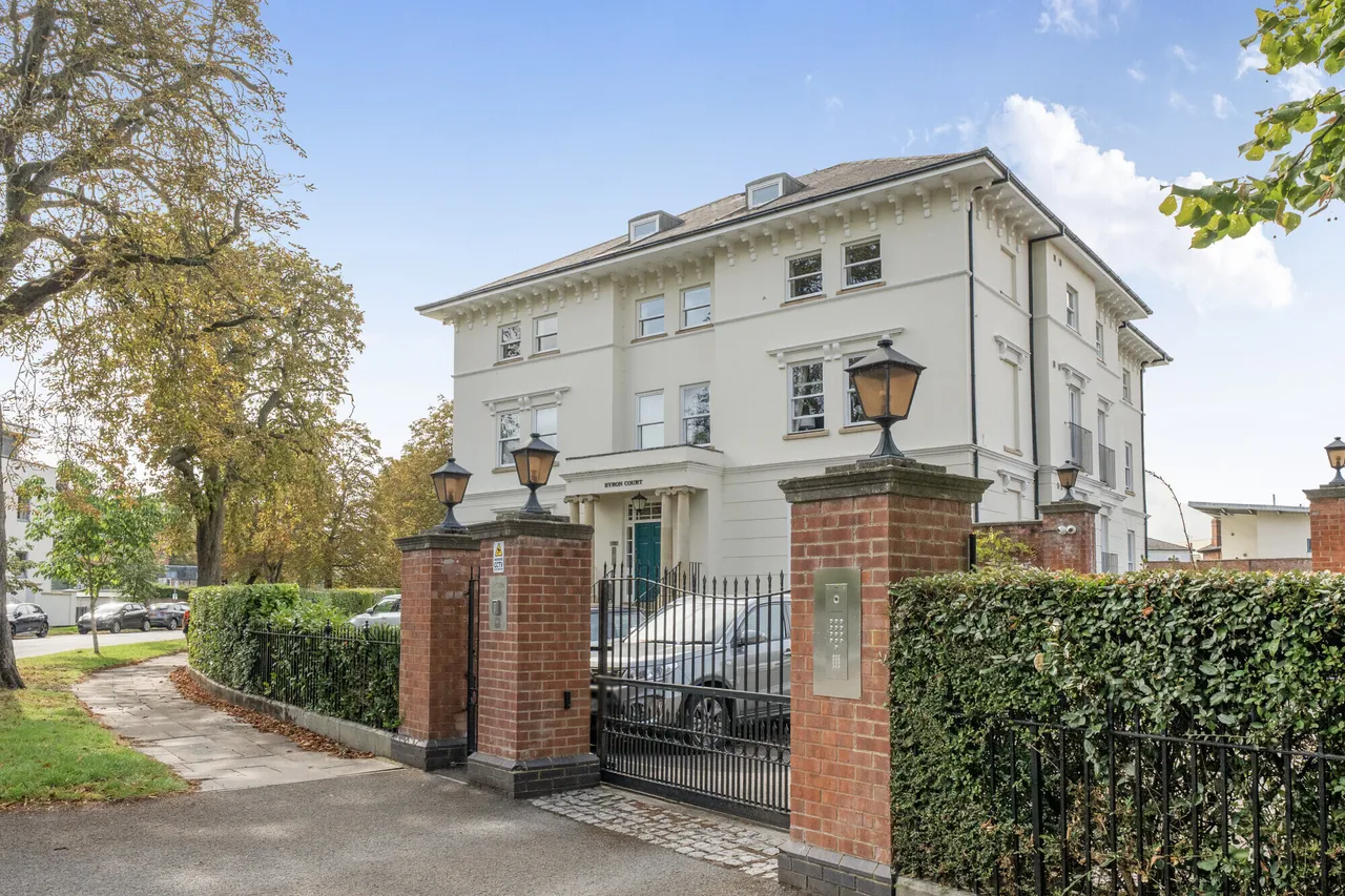 2 bed flat for sale — Pittville Circus Road, Cheltenham, GL52