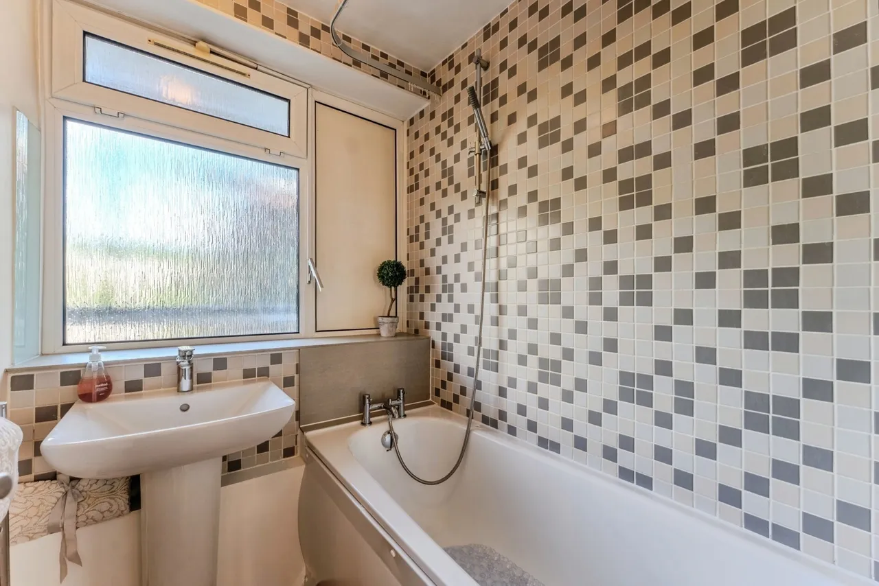 Watford Close, London, SW11, photo 11