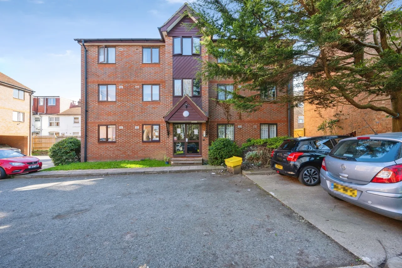 2 bed flat for sale — Waldeck Road, Luton
