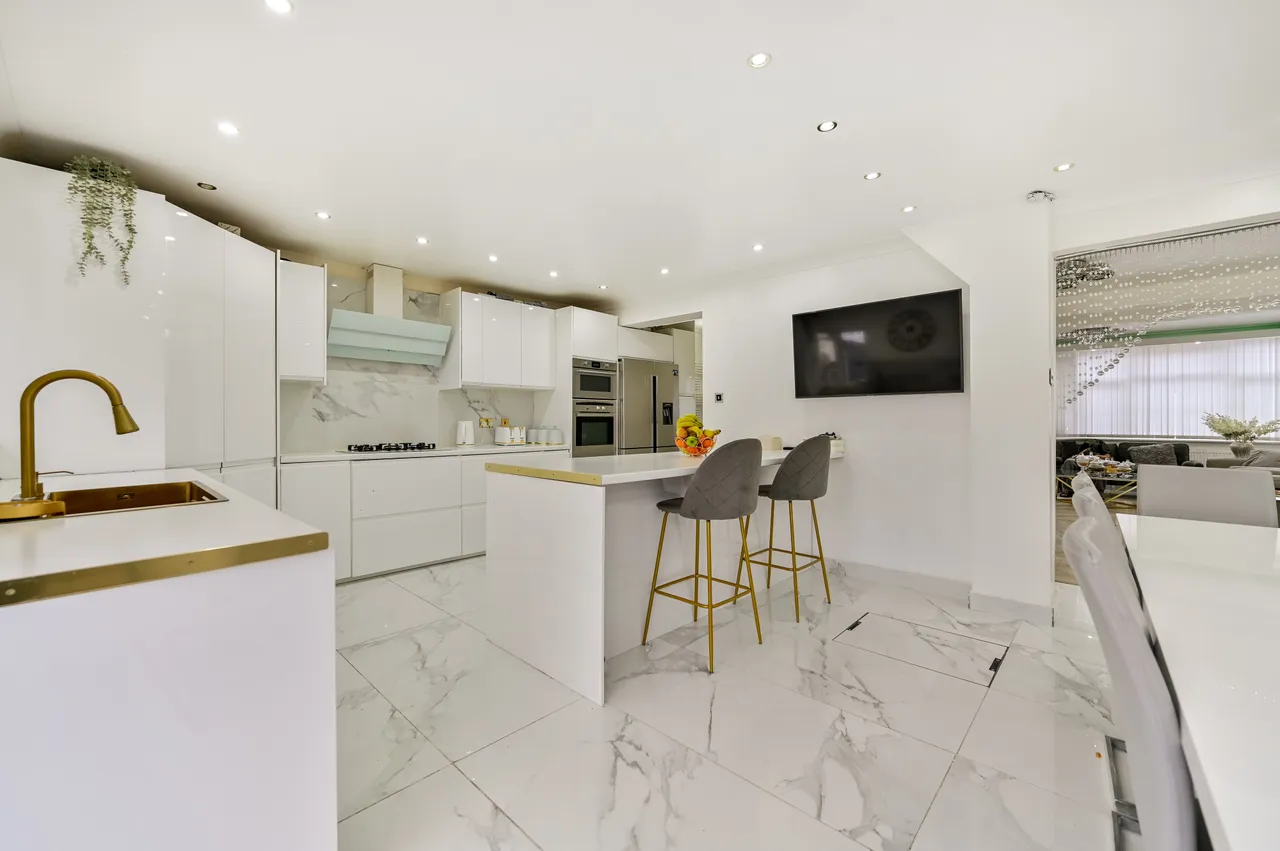 4 bed house for sale — 50 Southcote Avenue, Feltham