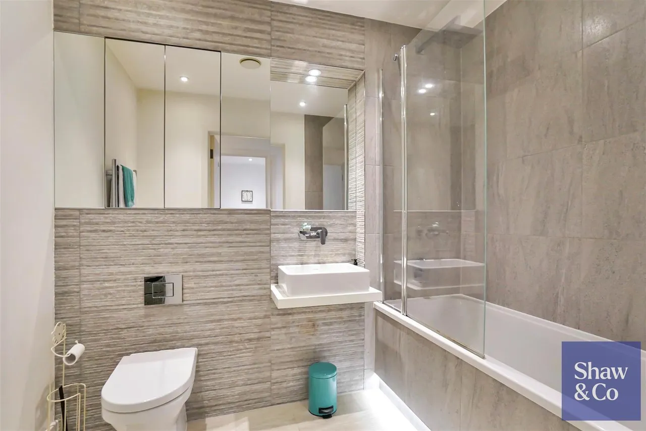 Frazer Nash Close, Isleworth, photo 9