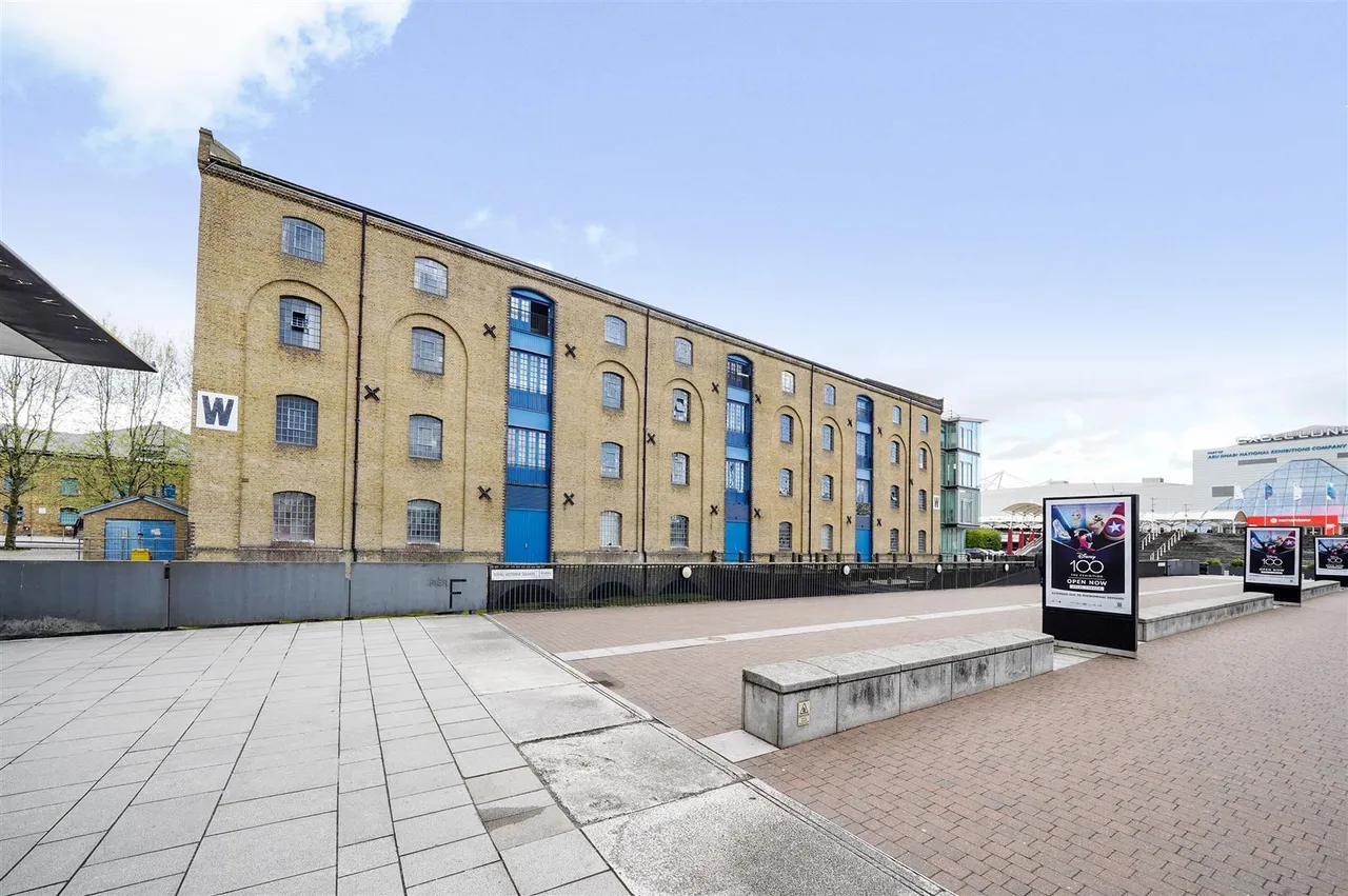 Western Gateway, Royal Victoria Dock, E16, photo 4