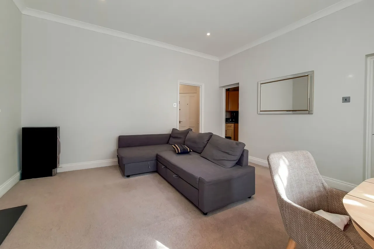 Flat 2, 48 Redcliffe Square, London, photo 2