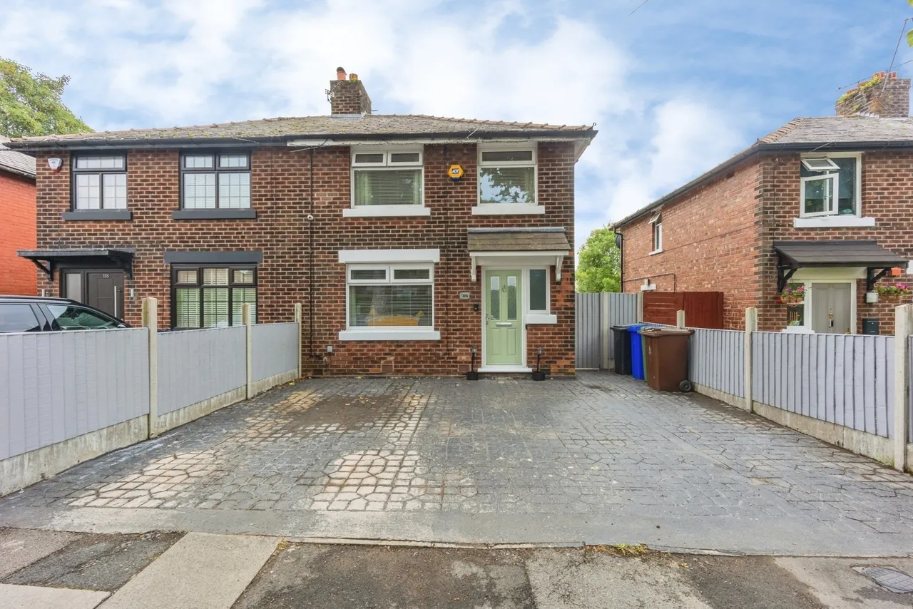 3 bed house for sale — Smallshaw Lane, Ashton-under-Lyne, Greater Manchester, OL6