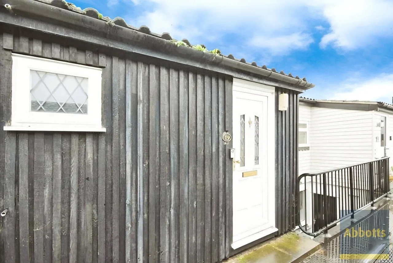 3 bed house for sale — Whitcroft, Langdon Hills, Basildon, Essex, SS16