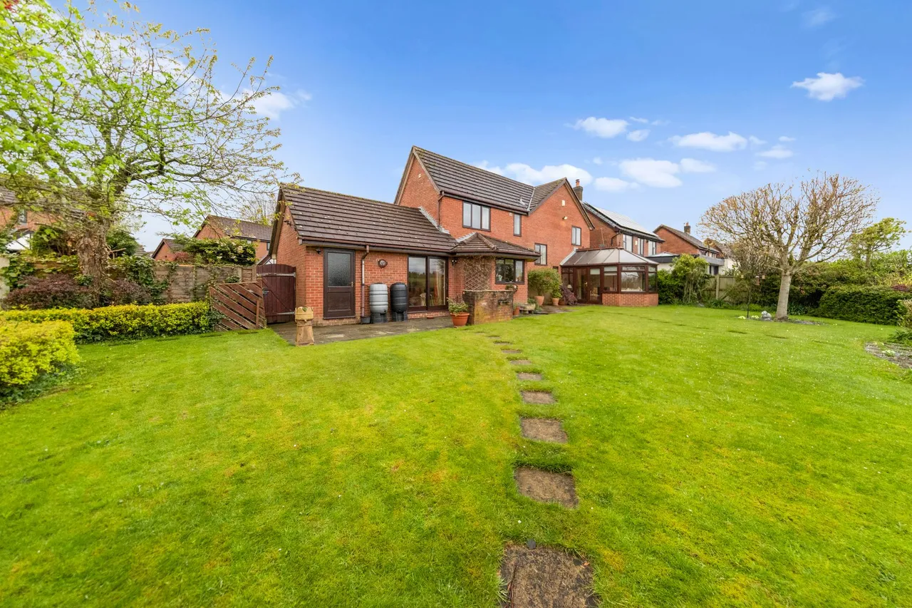 Meadowbank Gardens, Glazebury, Warrington, WA3 5LX, photo 32