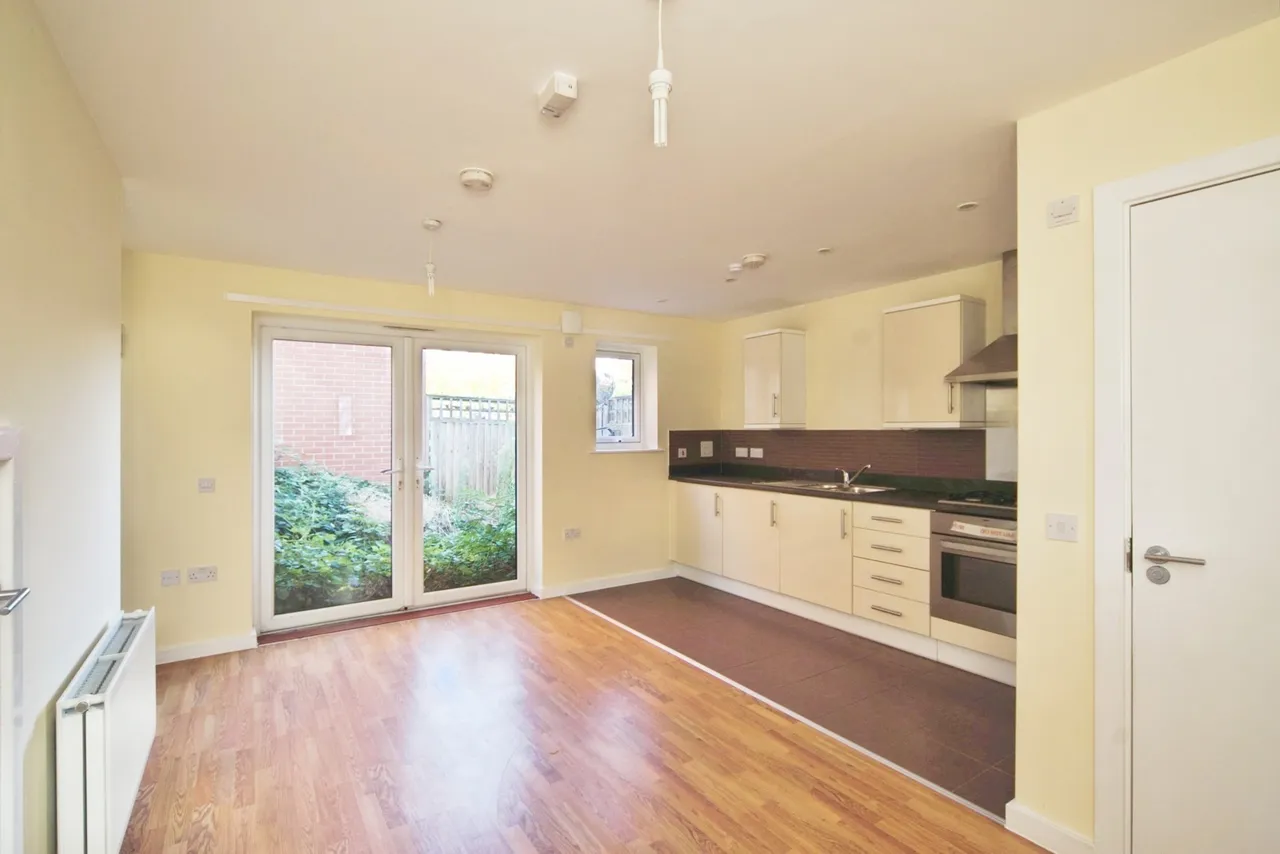 Magnetic Crescent, Enfield, EN3, photo 3