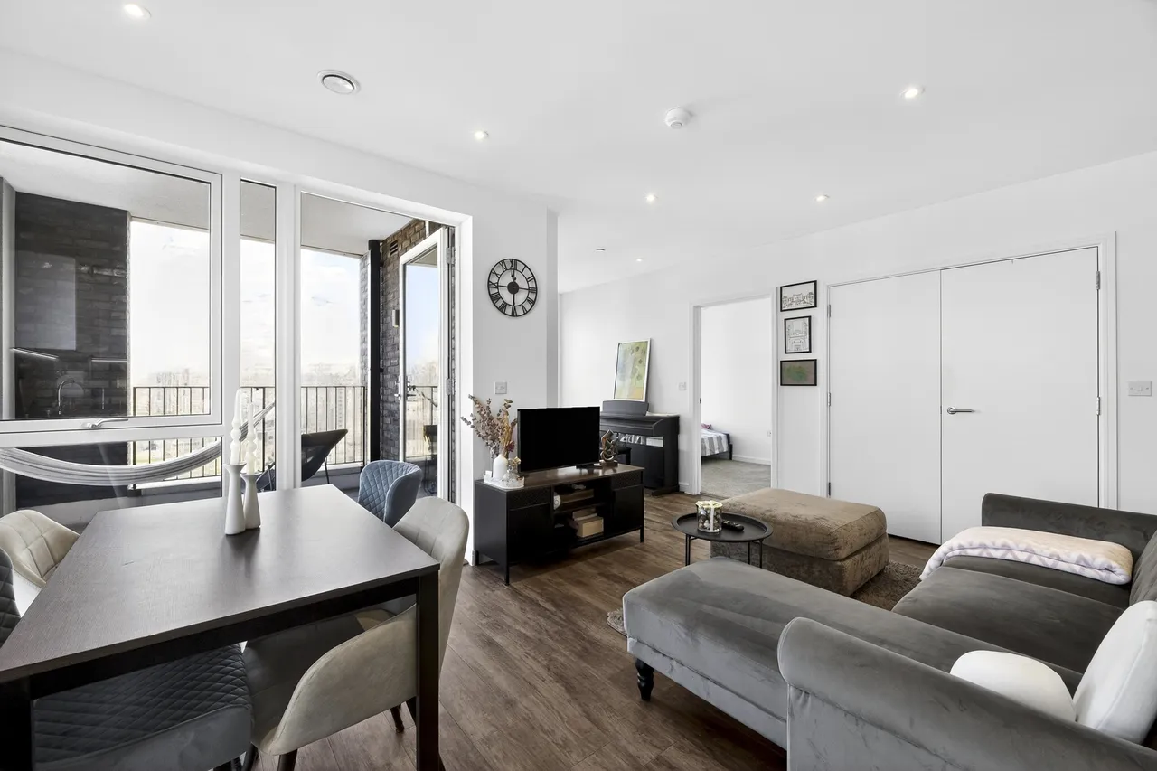 3 bed flat for sale, Drydock Square, Barking, IG11
