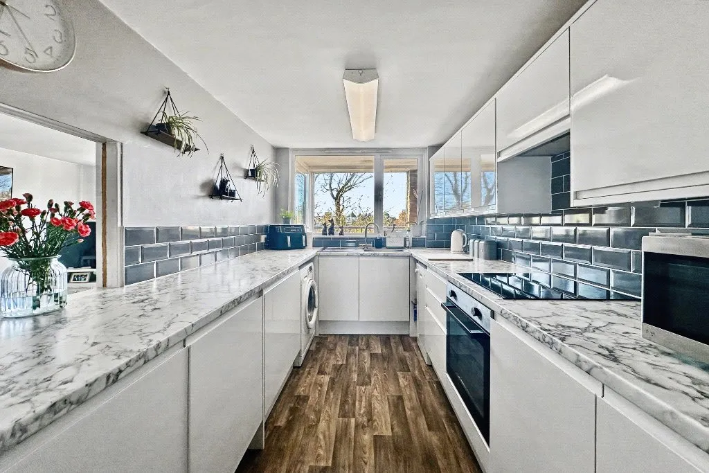 2 bed flat for sale — Poole Road, Branksome, Poole, Dorset, BH12