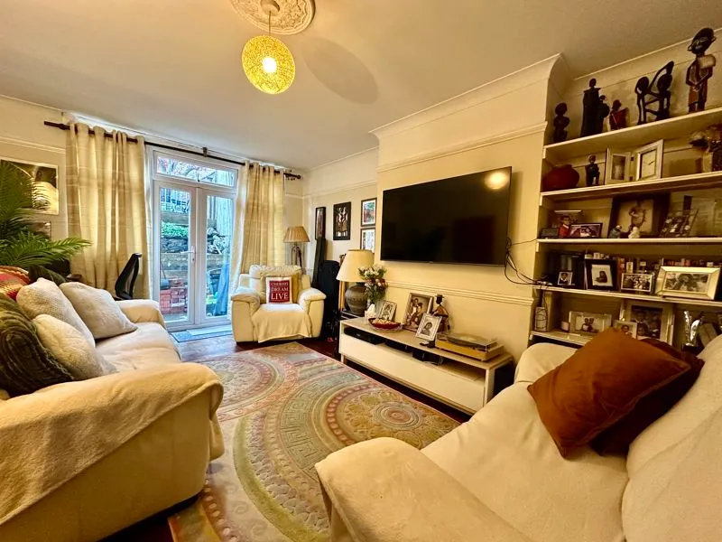 Cutenhoe Road, Luton LU1 3NF, photo 3