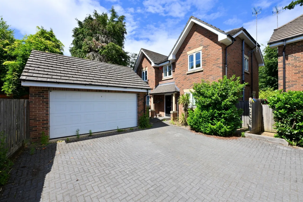 4 bed house for sale — Mandeville Close, Broxbourne