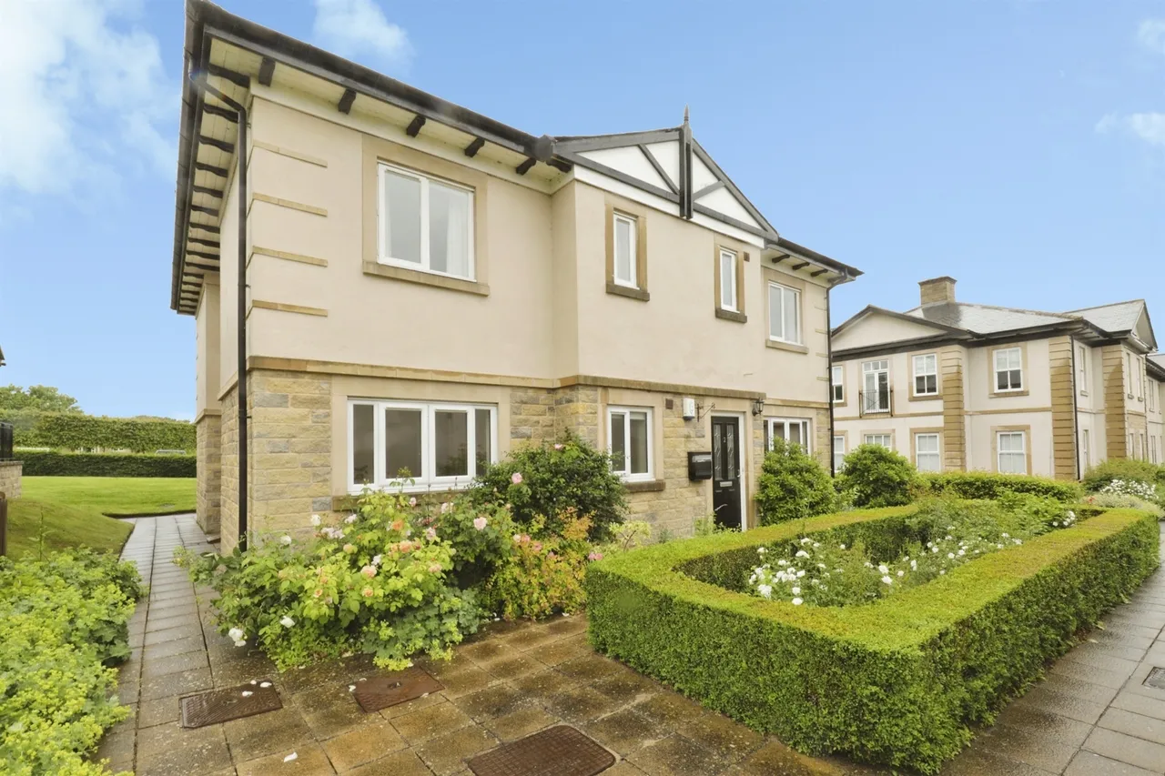 2 bed flat for sale — Garden Court, Killinghall, Harrogate