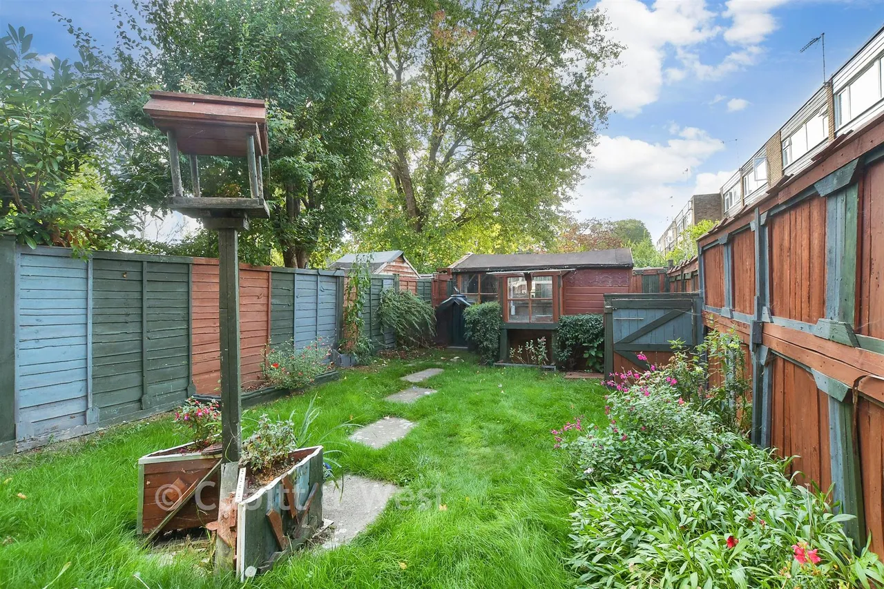 Taylors Crescent, Cranleigh, GU6, photo 2