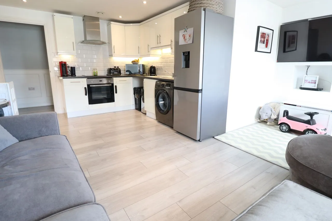 2 bed flat for sale — The Approach, Rayleigh, Essex, SS6 9FA