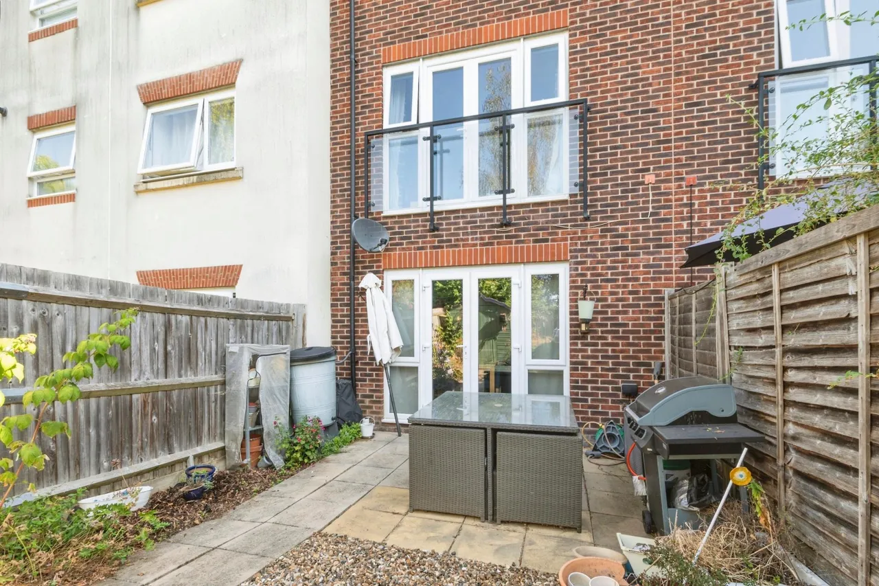 Dalmeny Way, Epsom, KT18, photo 18