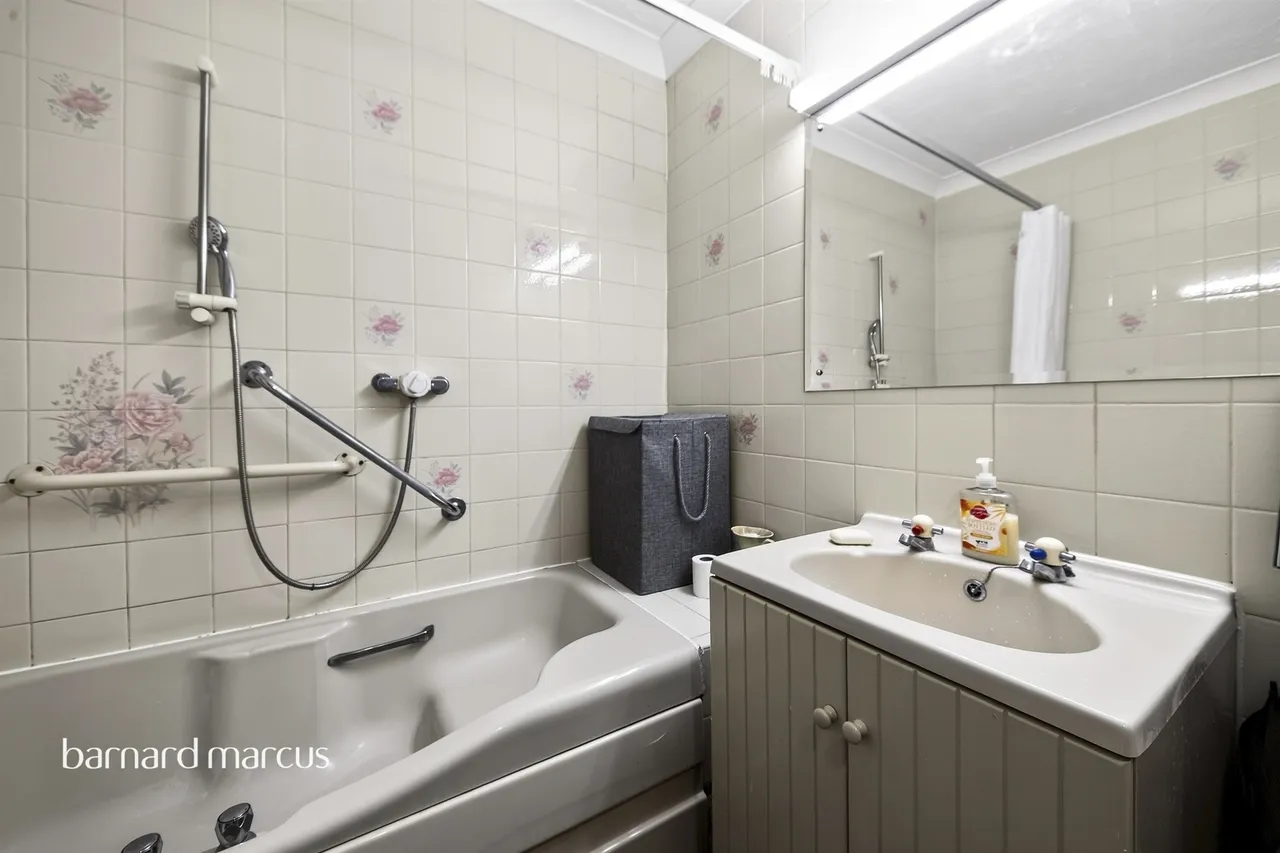 Friern Watch Avenue, London, N12, photo 6