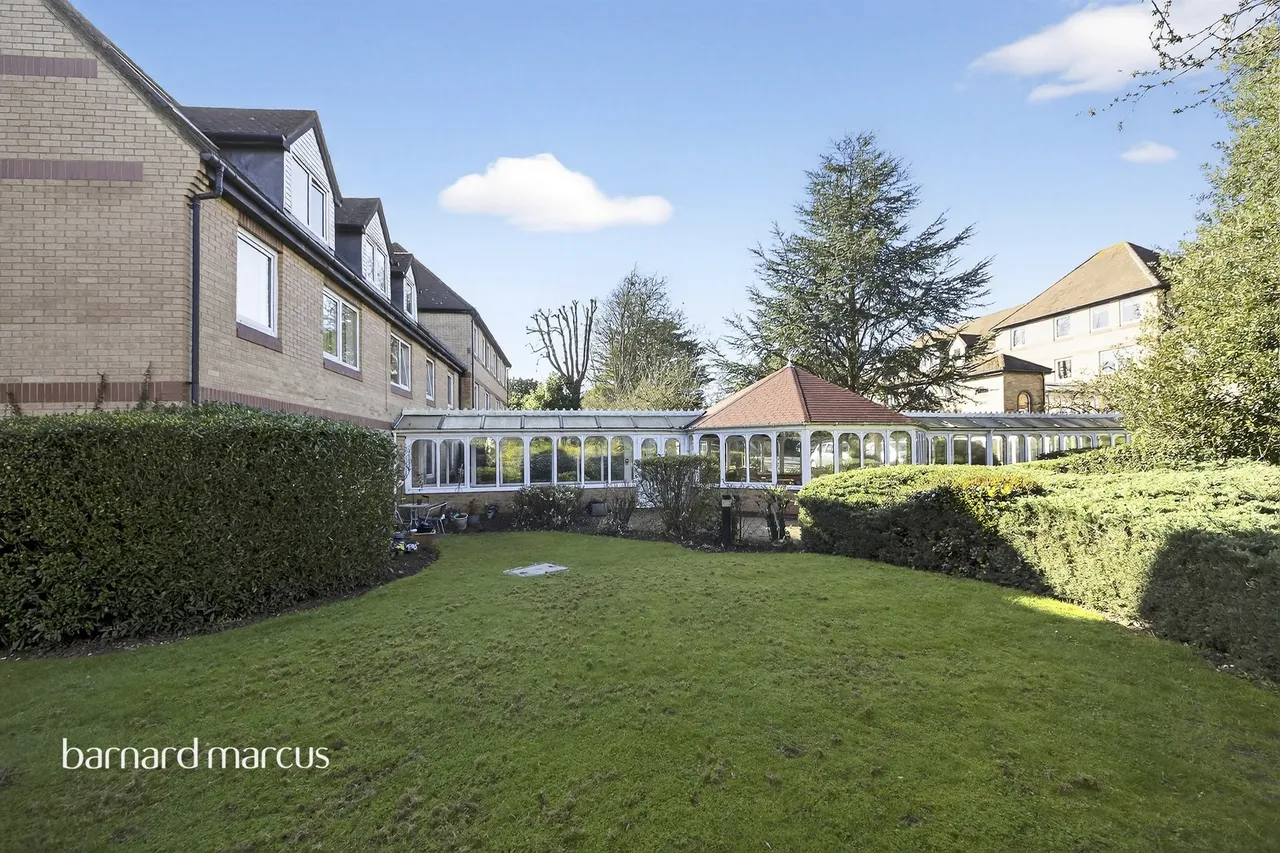 Friern Watch Avenue, London, N12, photo 11