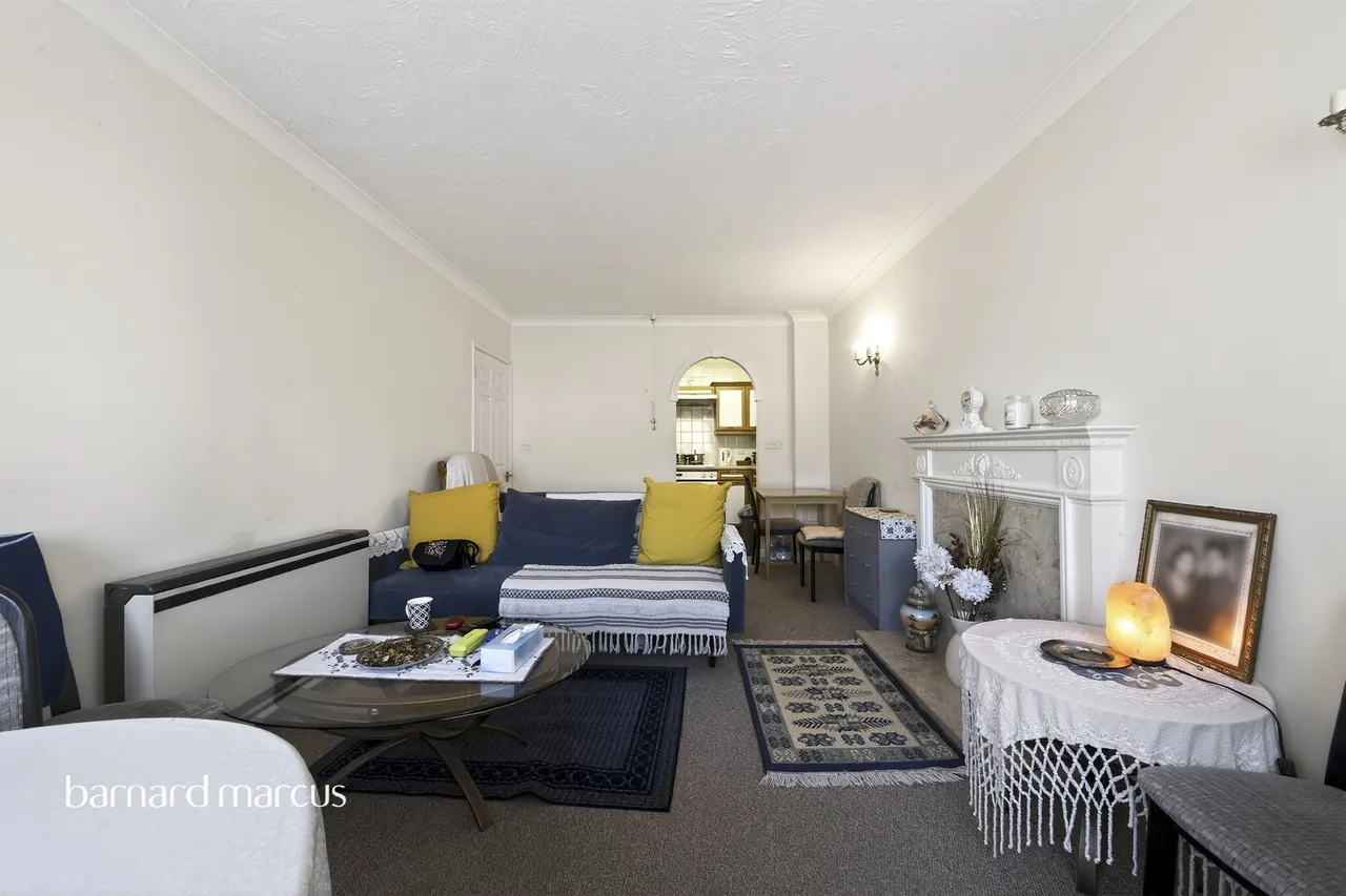 Friern Watch Avenue, London, N12, photo 3