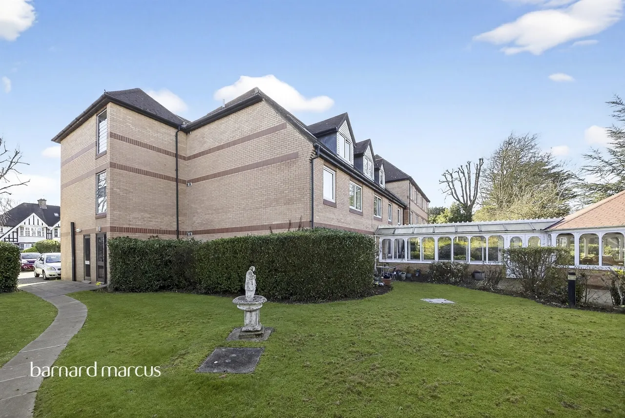 Friern Watch Avenue, London, N12, photo 4