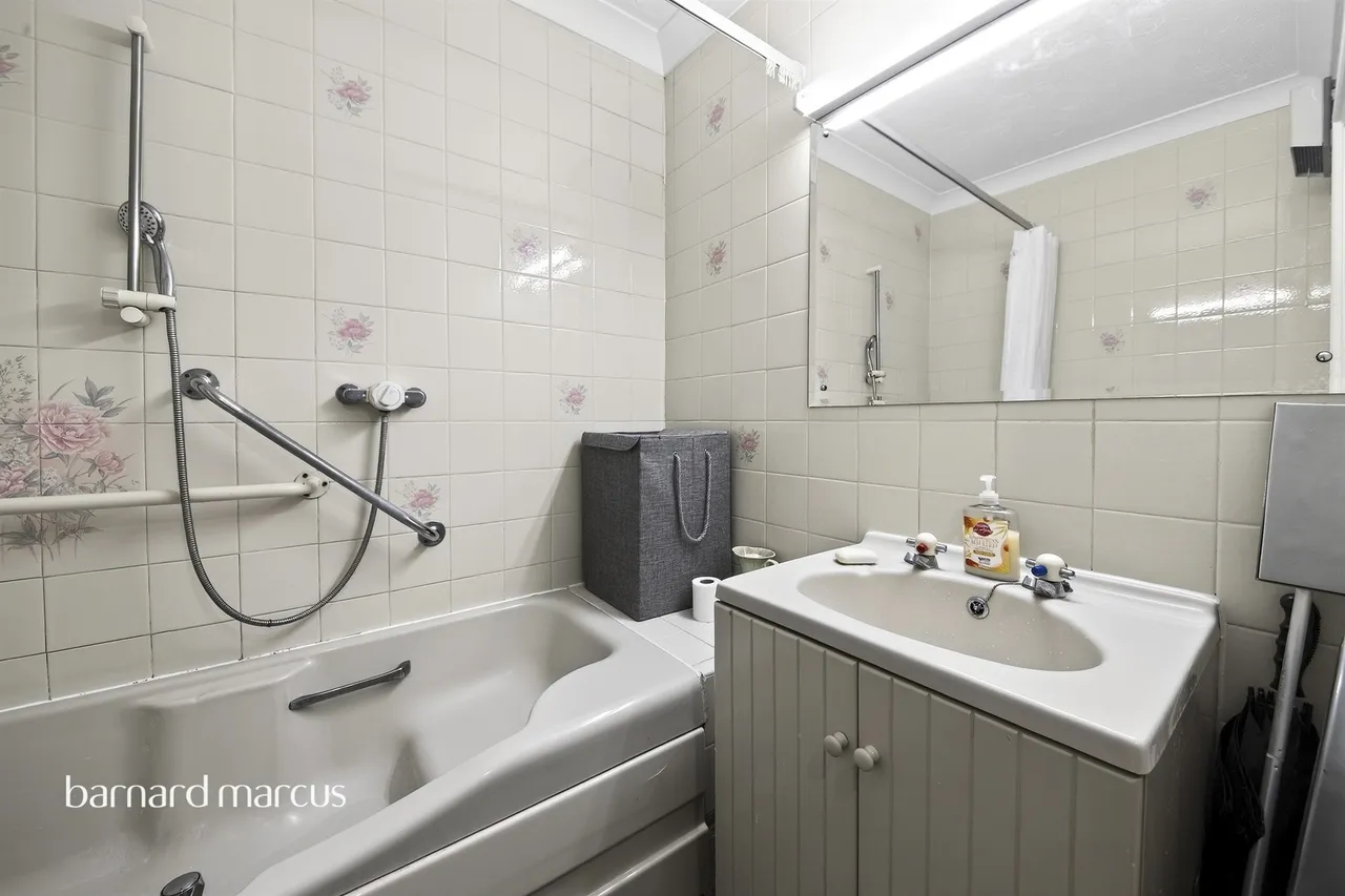 Friern Watch Avenue, London, N12, photo 7