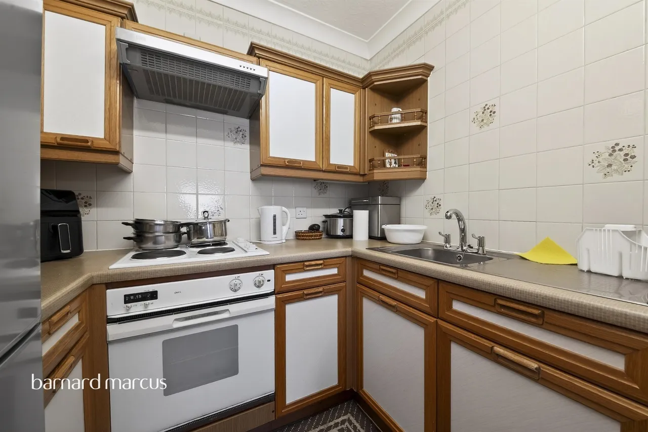 Friern Watch Avenue, London, N12, photo 2