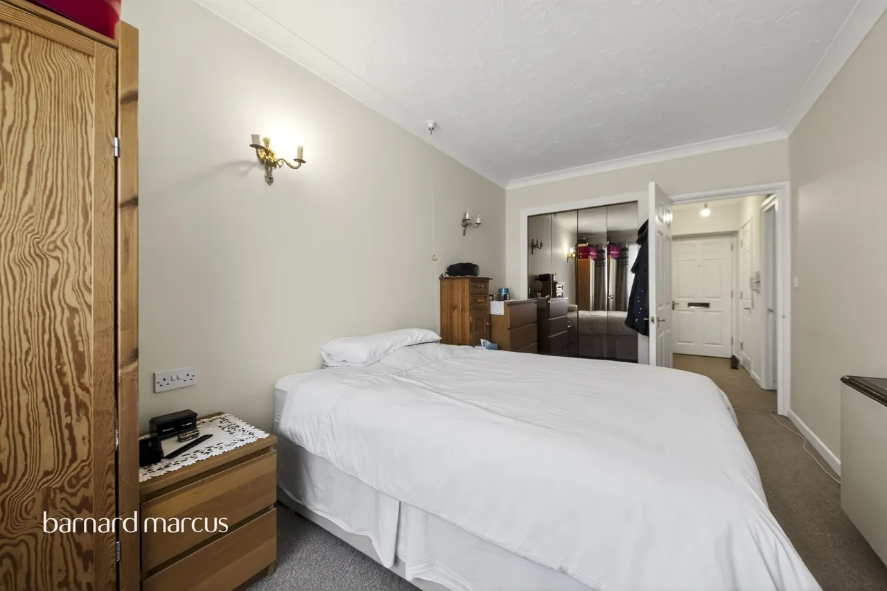 Friern Watch Avenue, London, N12, photo 9