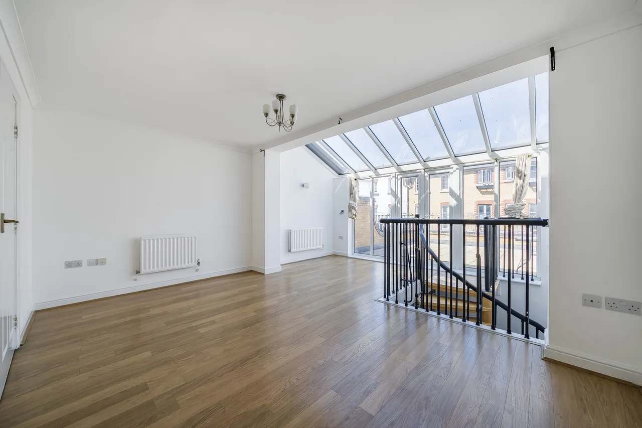 3 bed house for sale — 92 Chandler Way, London