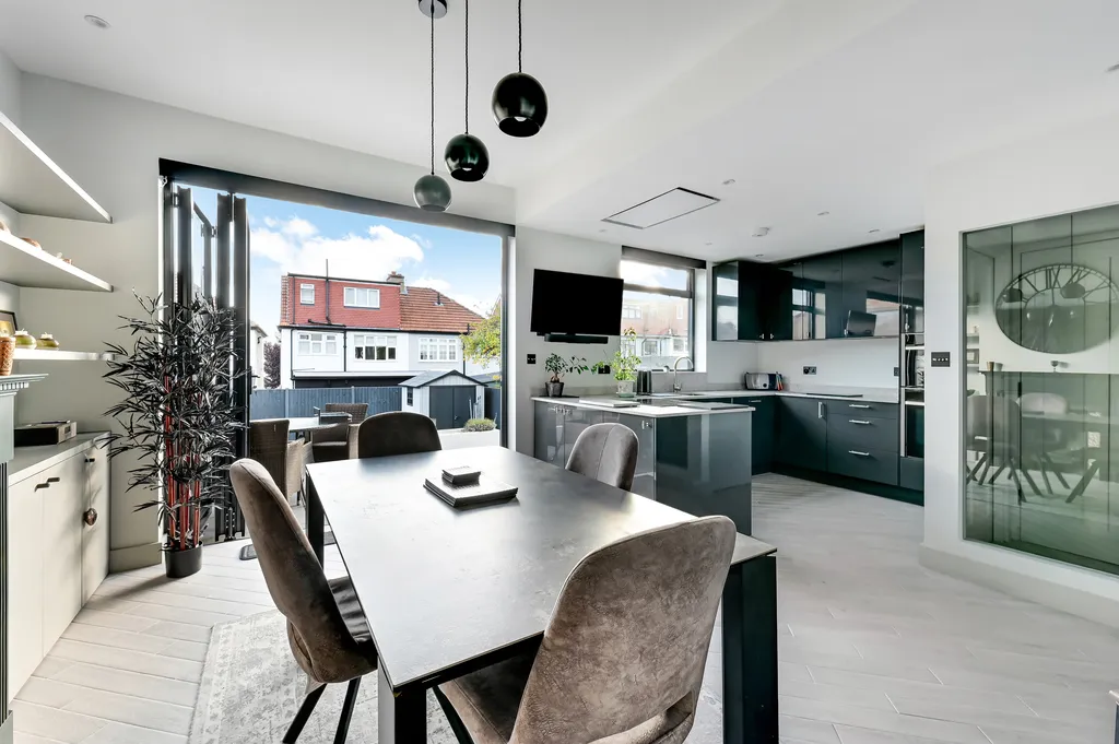 3 bed property to rent, Egmont Road, London, KT3
