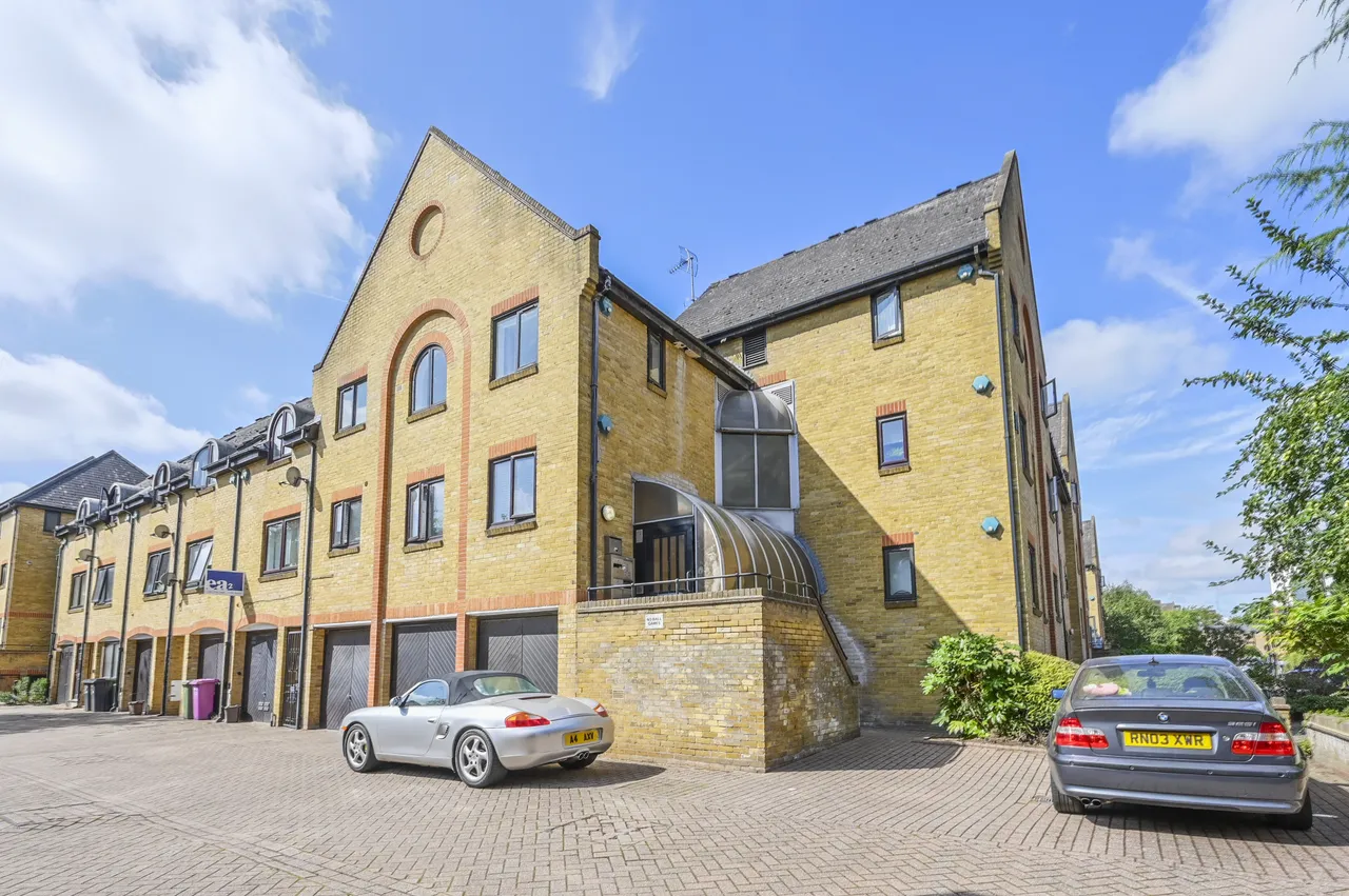 2 bed flat for sale — 114 Kennet Street, London