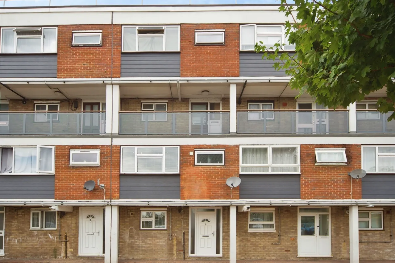 3 bed flat for sale — Cherry Tree Lane, Rainham