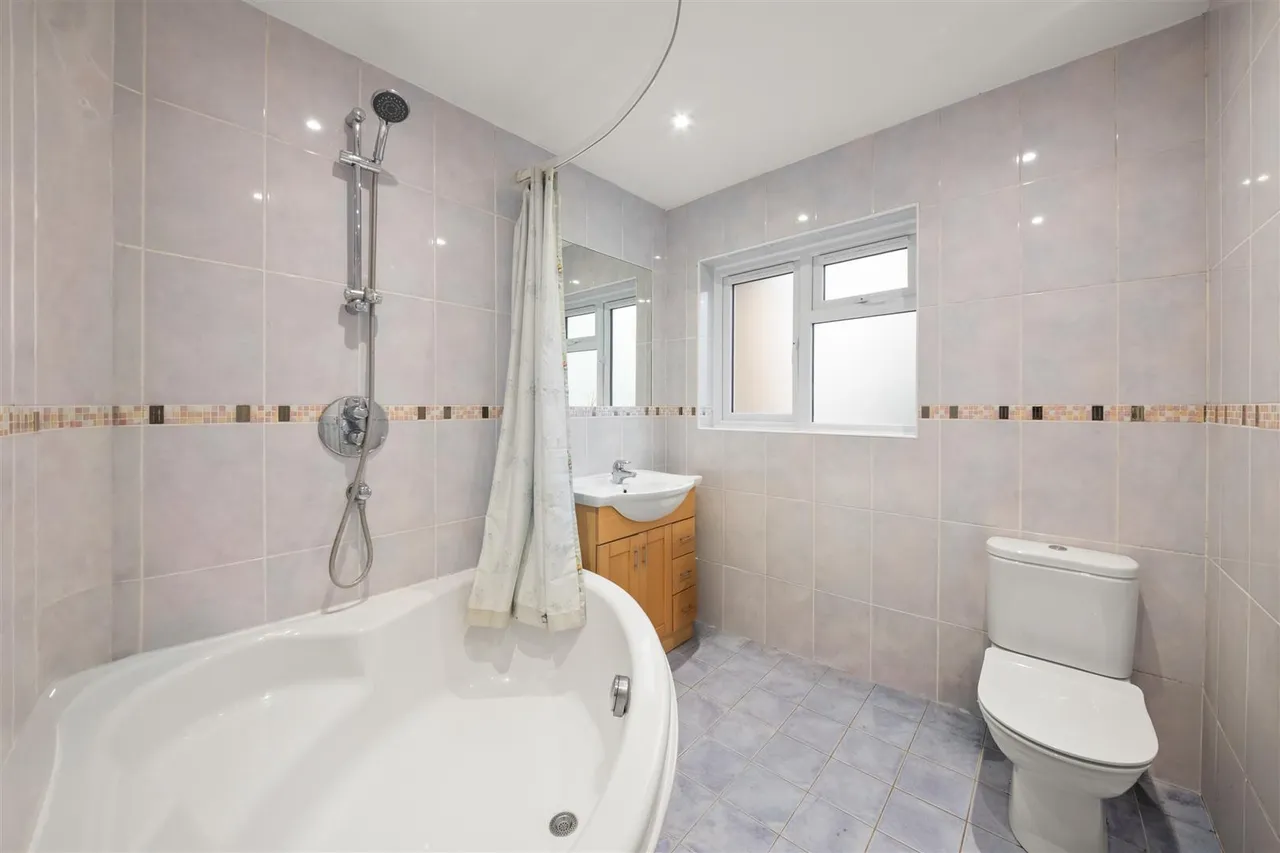 Victoria Road, Ruislip, photo 9