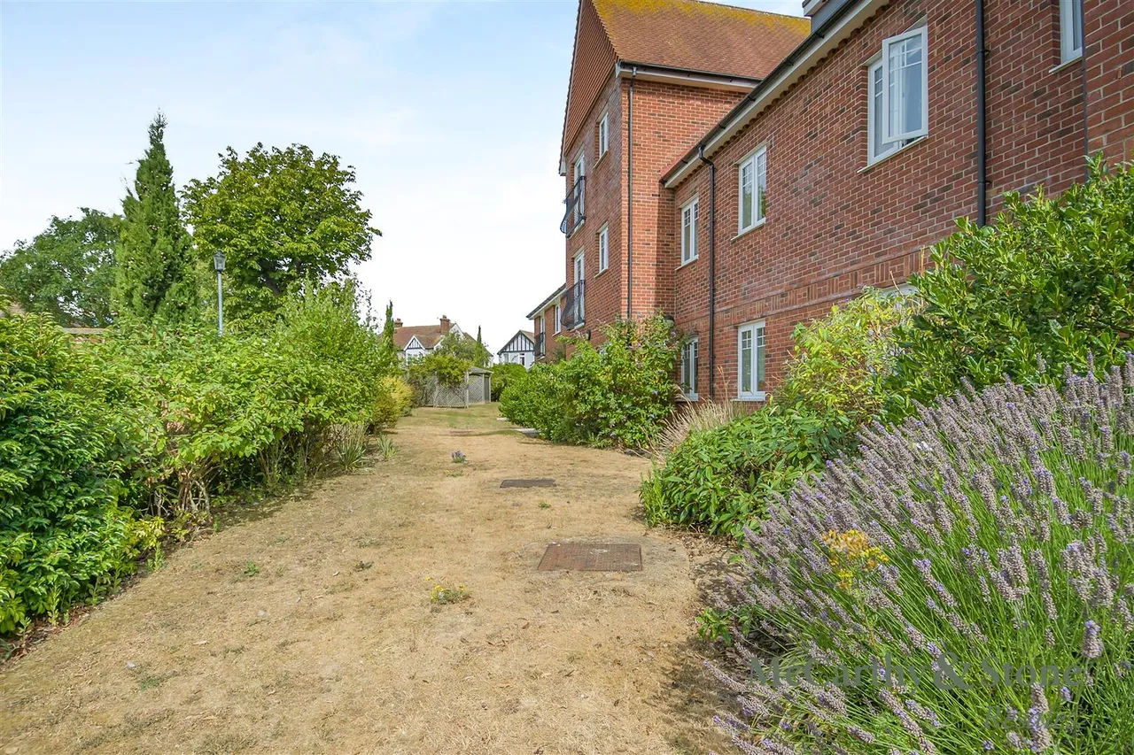 Raglan Road, Frinton-On-Sea, CO13, photo 18