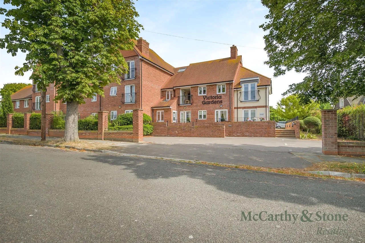 2 bed flat for sale, Raglan Road, Frinton-On-Sea, CO13