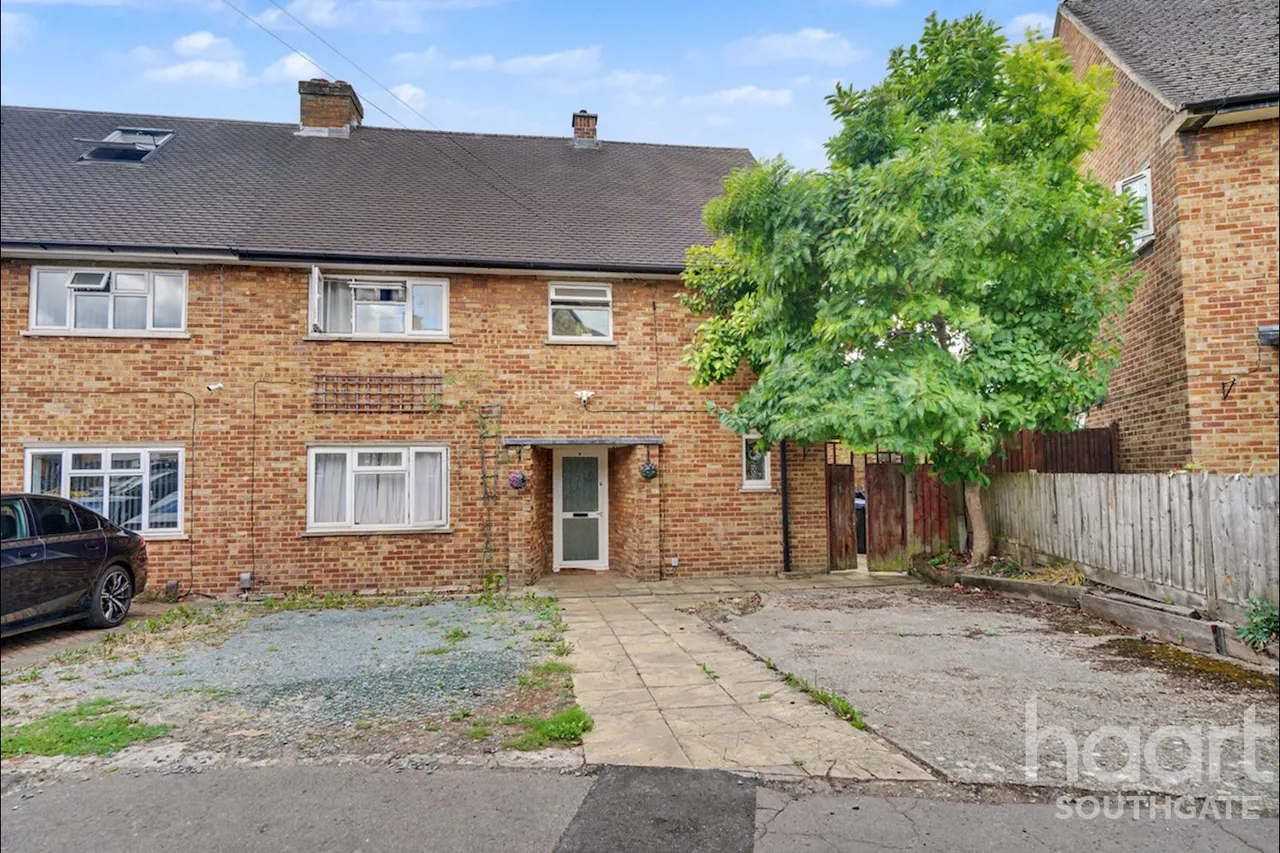 4 bed house for sale, Tudor Crescent, London, EN2
