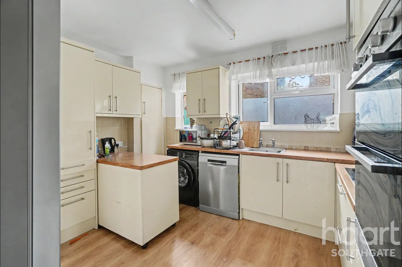 Tudor Crescent, London, EN2, photo 11