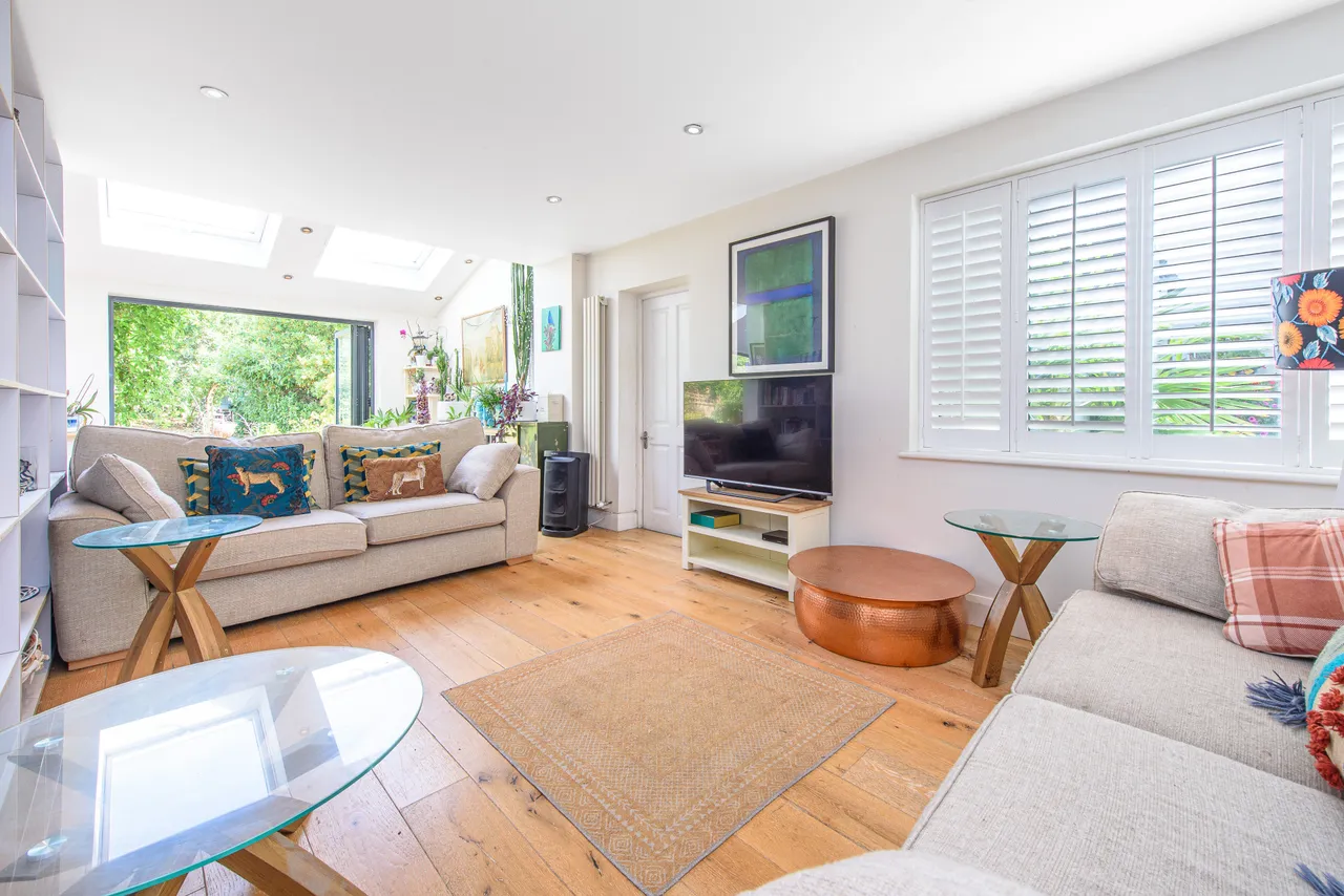 37 Friern Watch Avenue, London, photo 2