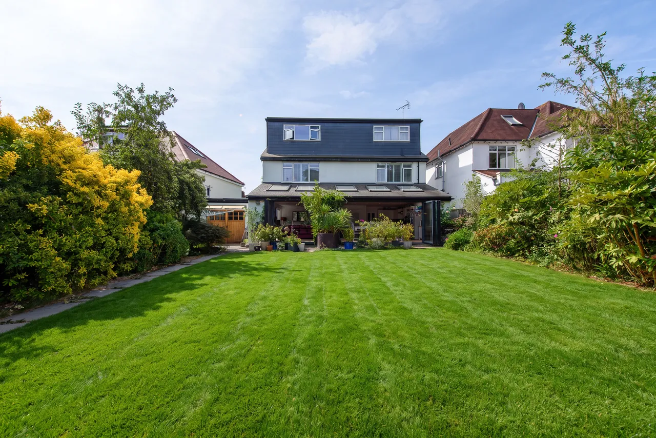 37 Friern Watch Avenue, London, photo 6