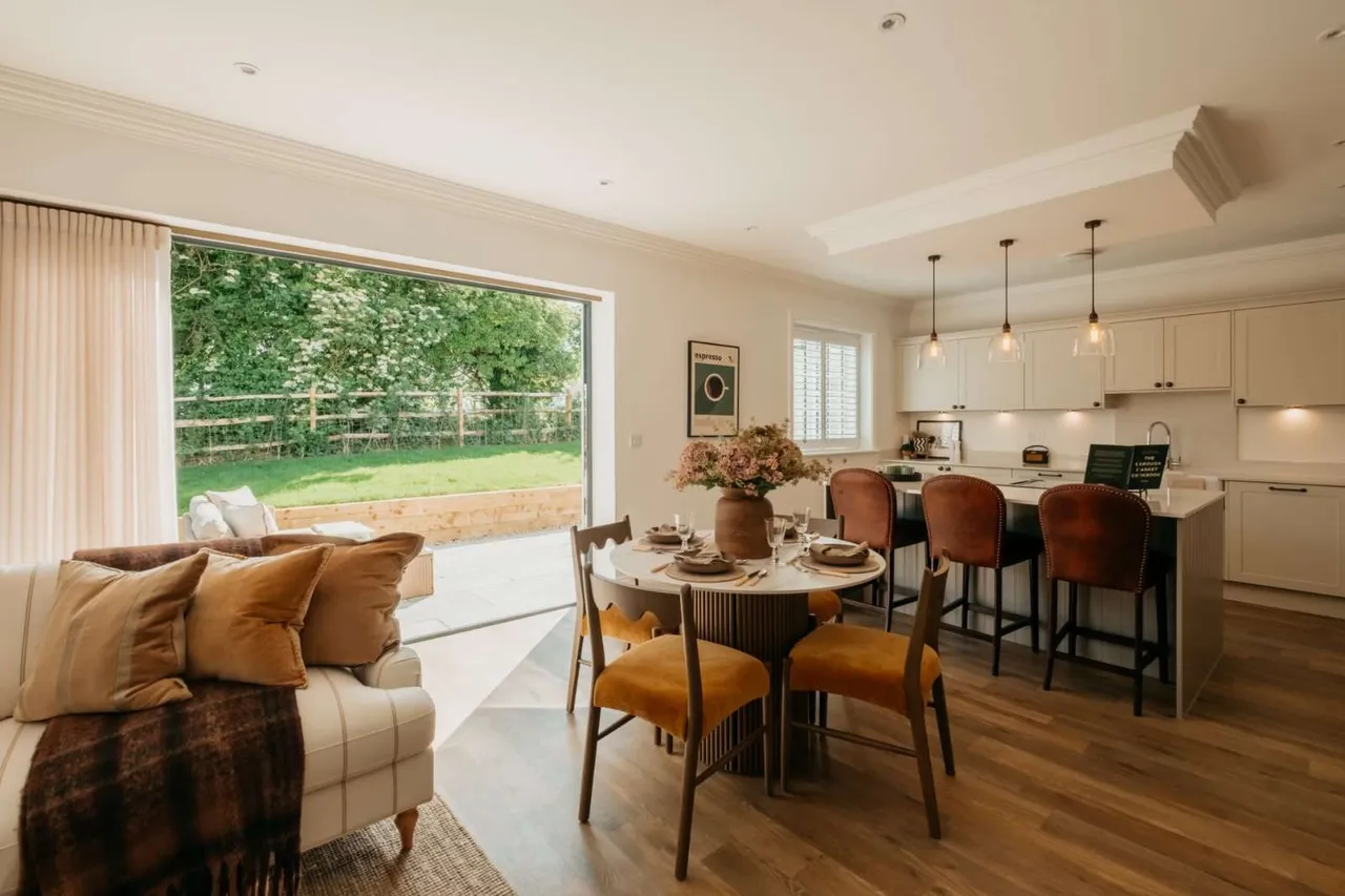 Charter Fields, Farnham Road, Odiham, Hook, RG29 1GL, photo 3
