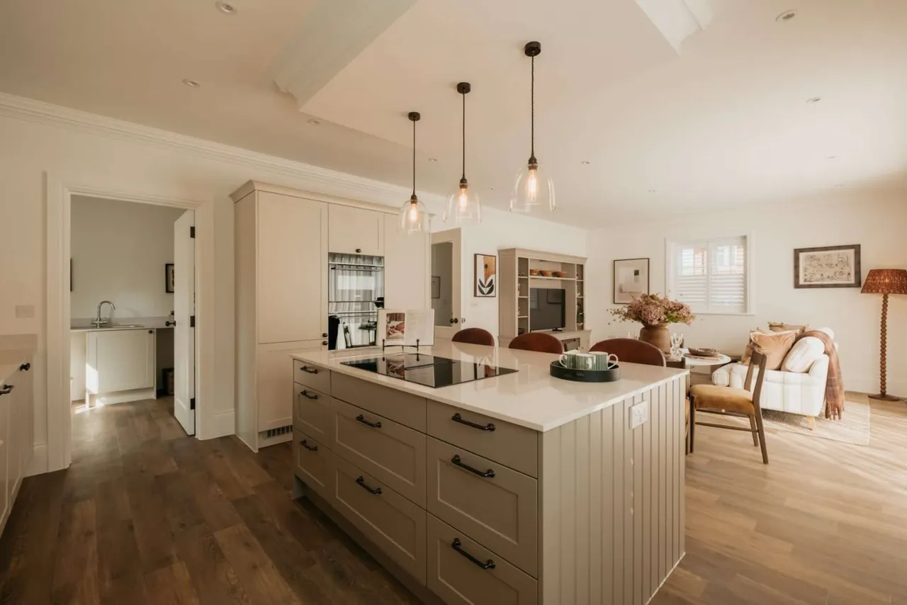 Charter Fields, Farnham Road, Odiham, Hook, RG29 1GL, photo 2