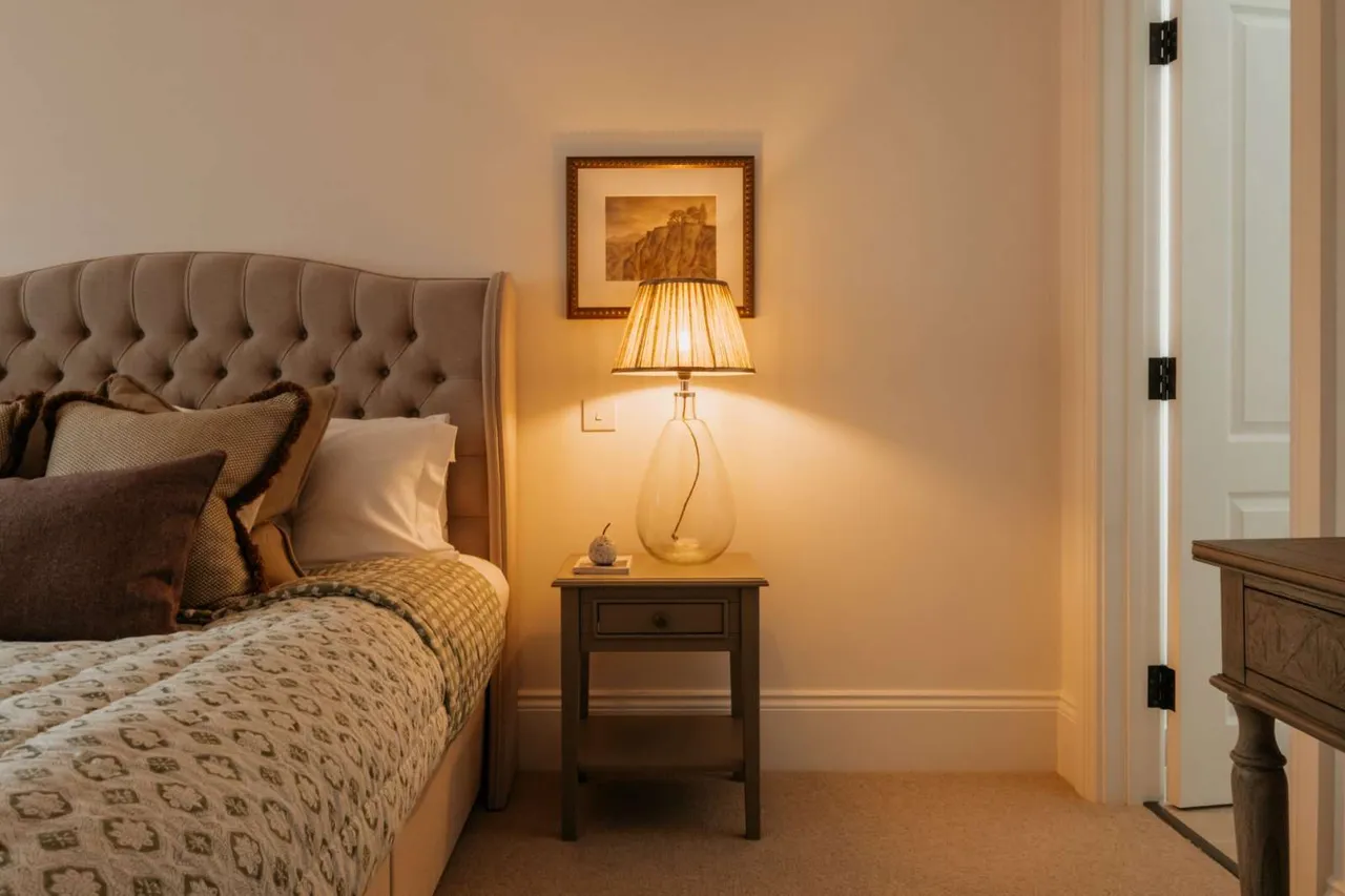 Charter Fields, Farnham Road, Odiham, Hook, RG29 1GL, photo 9