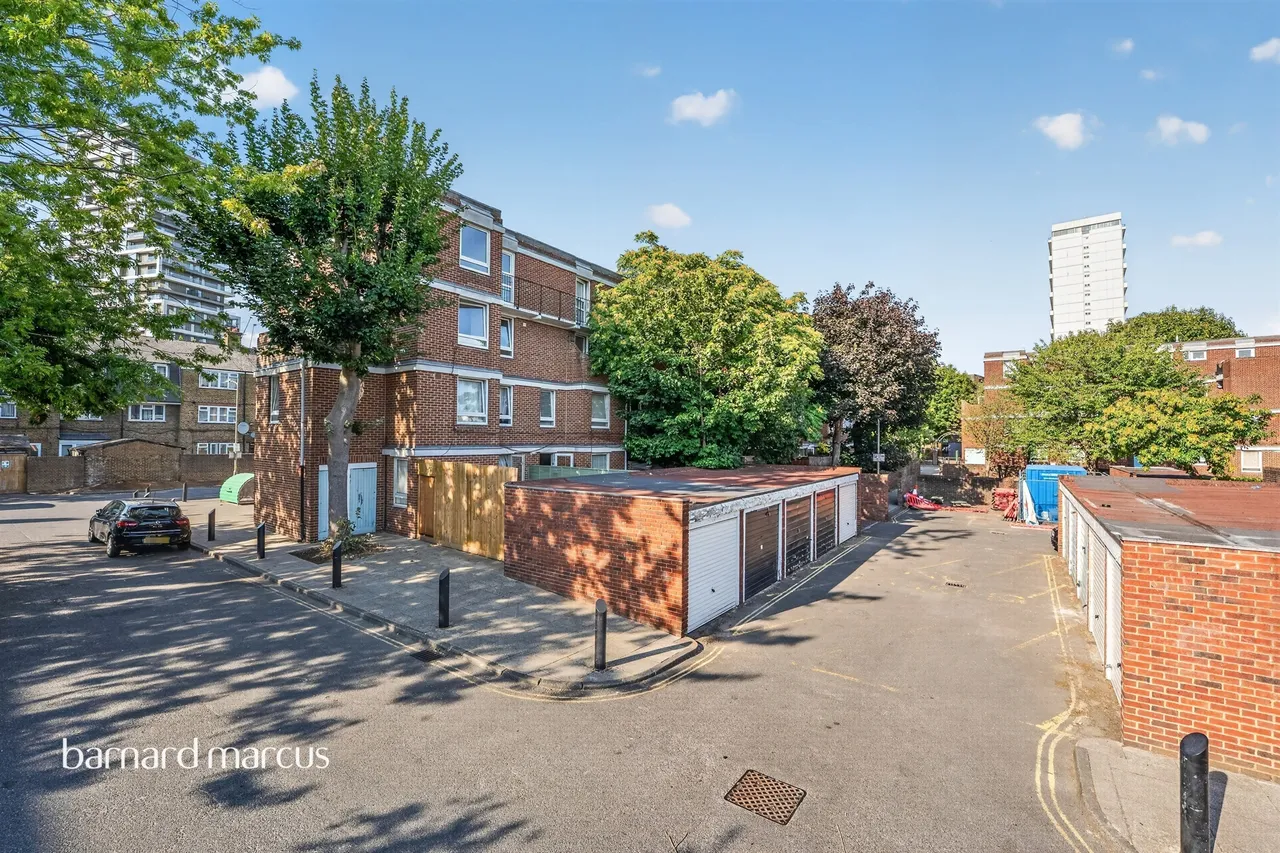Wallis Close, London, photo 2